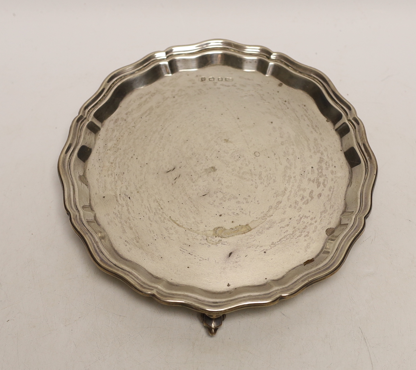 A George V silver waiter with pie crust border, Viners Ltd, Sheffield, 1931, 19.8cm, 11oz.